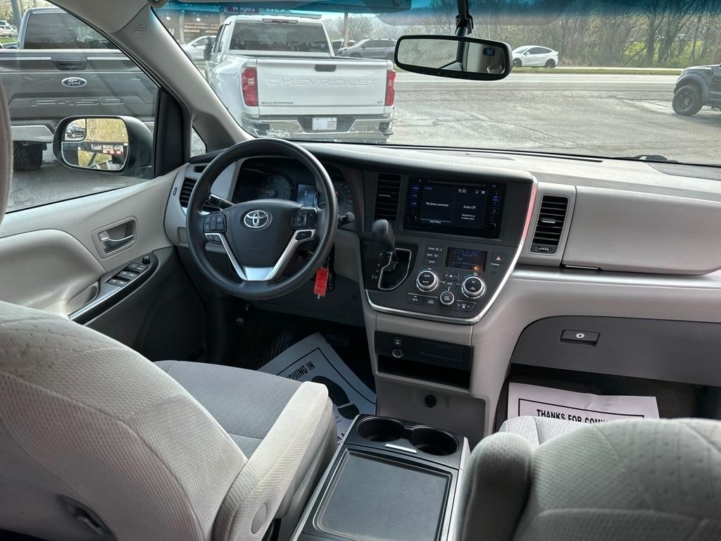 Toyota Sienna 5dr 7-Pass Van LE AWD (Natl) 2016