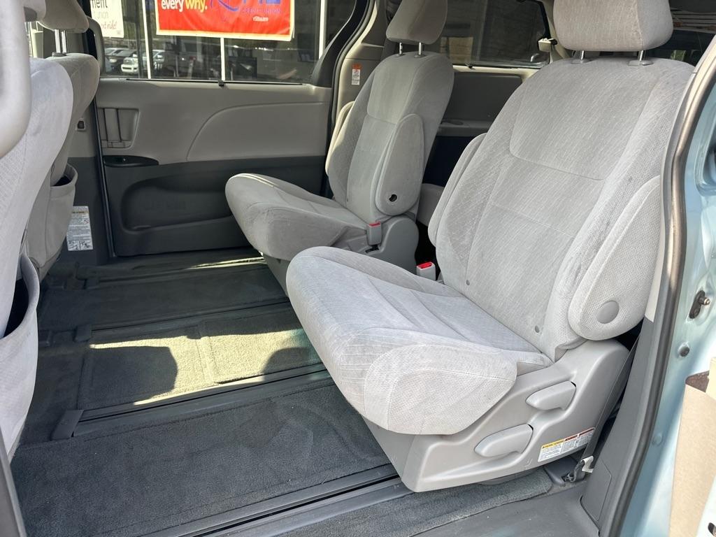 Toyota Sienna 5dr 7-Pass Van LE AWD (Natl) 2016