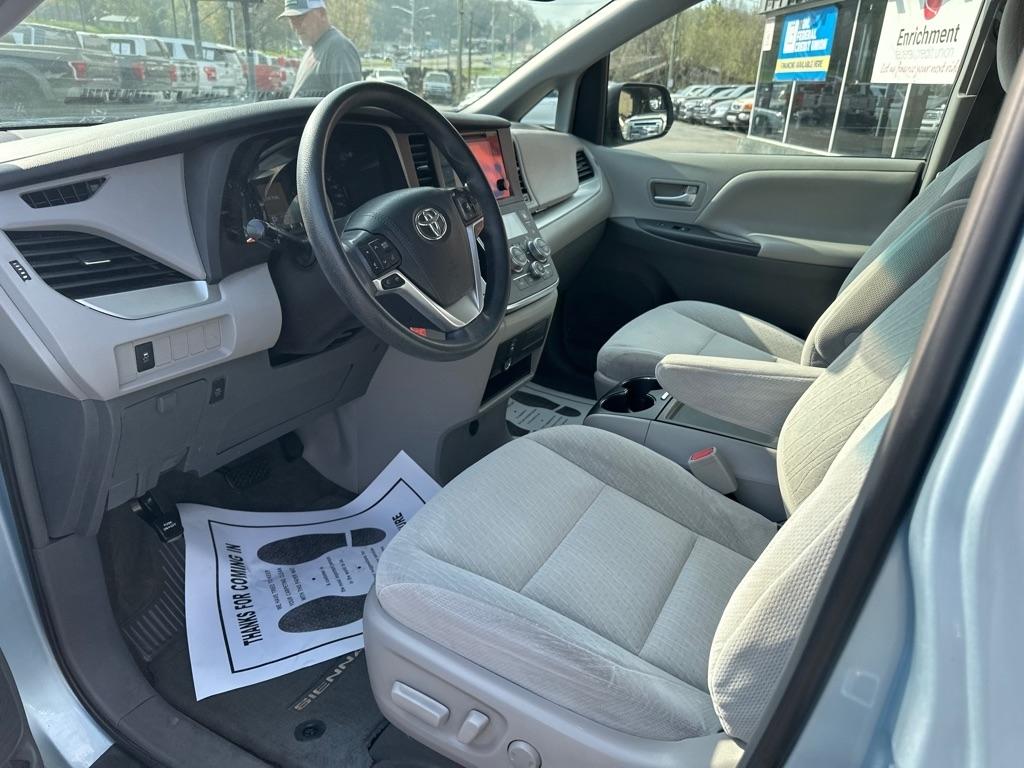 Toyota Sienna 5dr 7-Pass Van LE AWD (Natl) 2016