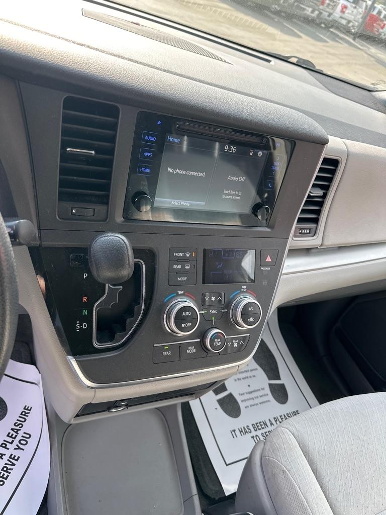 Toyota Sienna 5dr 7-Pass Van LE AWD (Natl) 2016