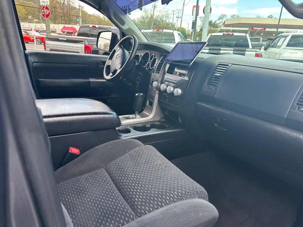 Toyota Tundra 4WD Truck CrewMax 5.7L FFV V8 6-Spd AT (Natl) 2011