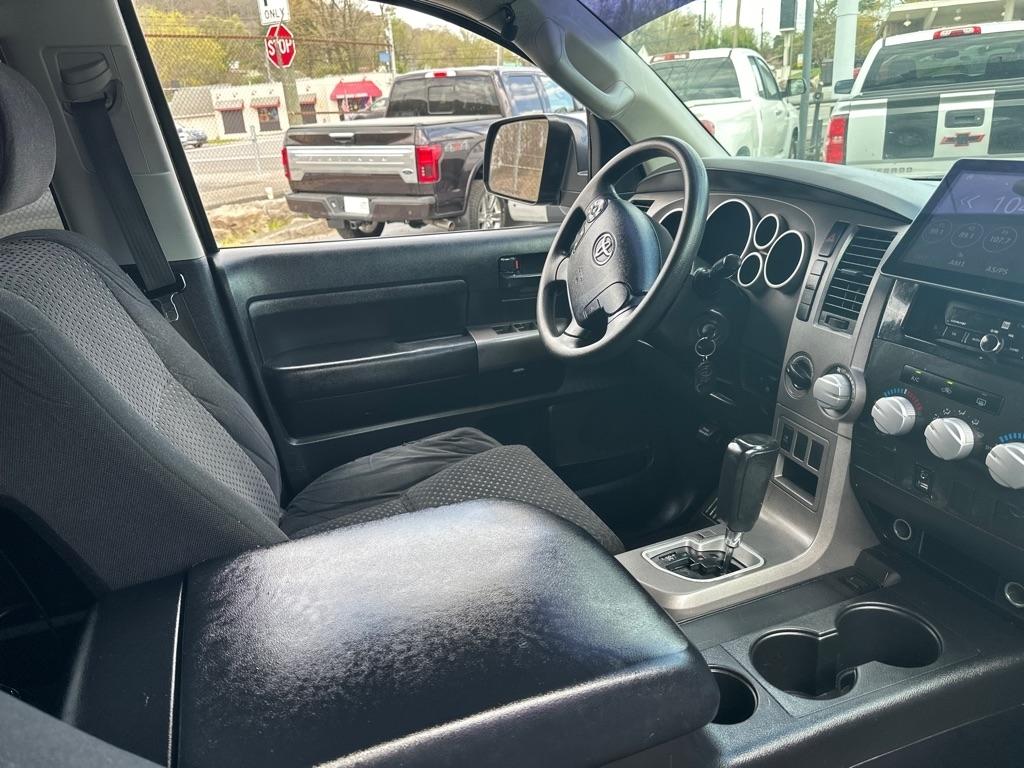 Toyota Tundra 4WD Truck CrewMax 5.7L FFV V8 6-Spd AT (Natl) 2011