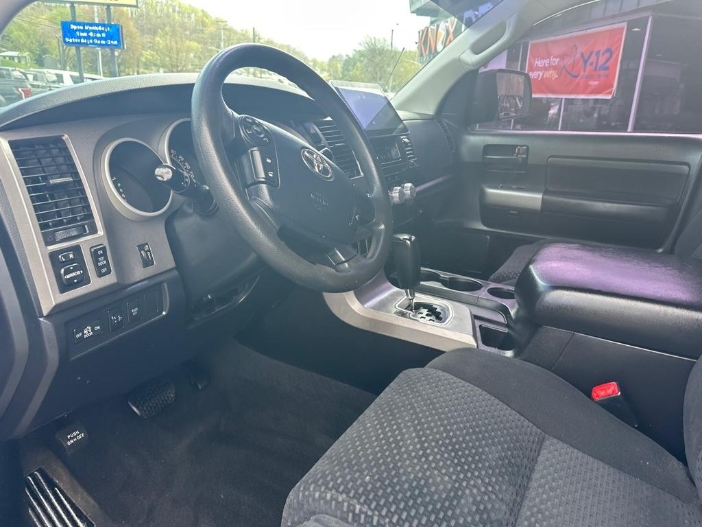 Toyota Tundra 4WD Truck CrewMax 5.7L FFV V8 6-Spd AT (Natl) 2011