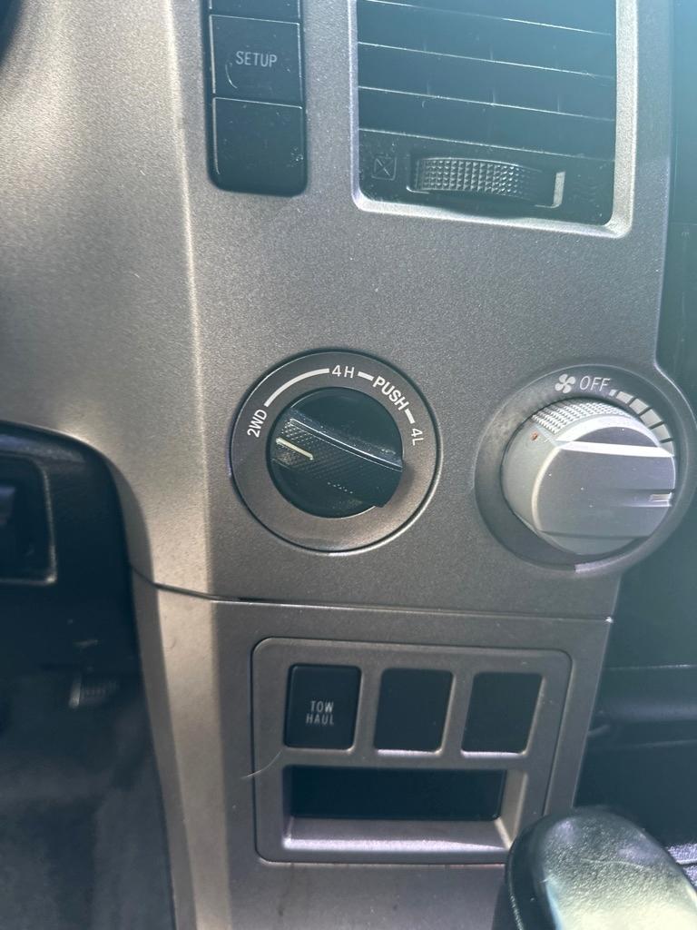 Toyota Tundra 4WD Truck CrewMax 5.7L FFV V8 6-Spd AT (Natl) 2011