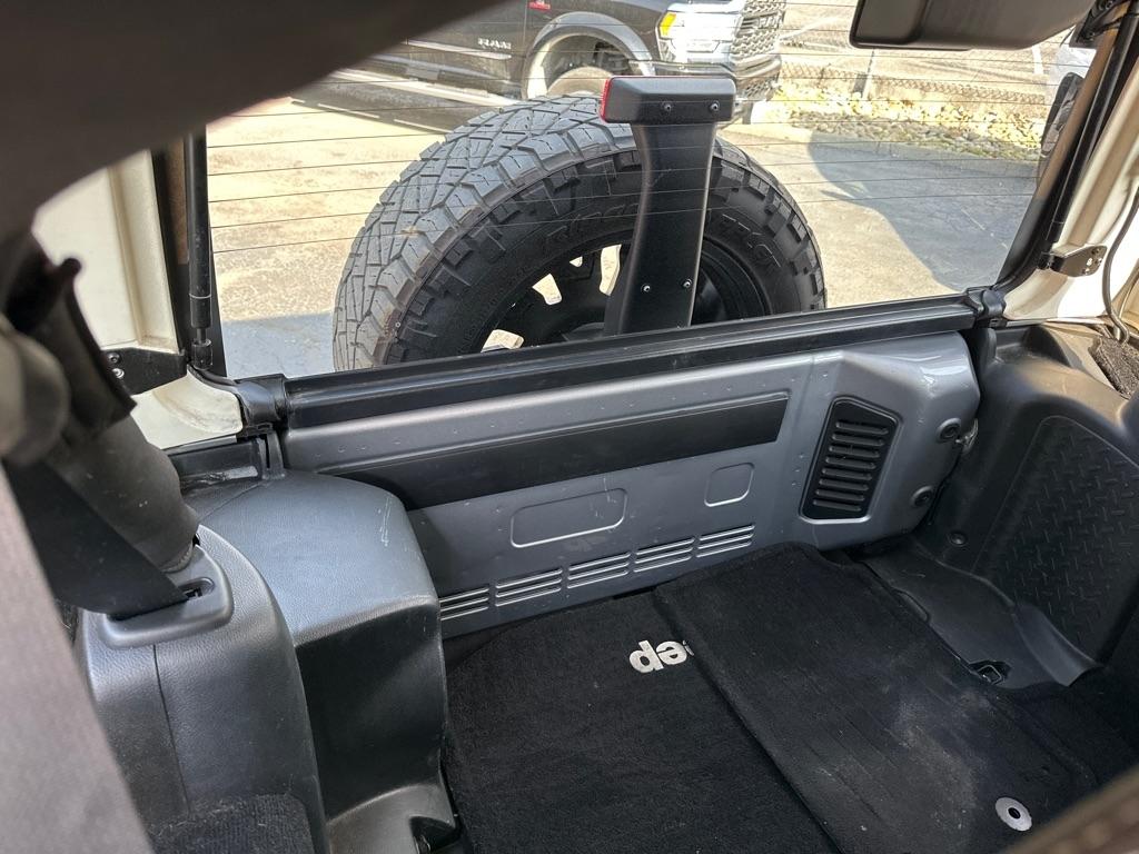 Jeep Wrangler Unlimited 4WD 4dr Sahara 2014