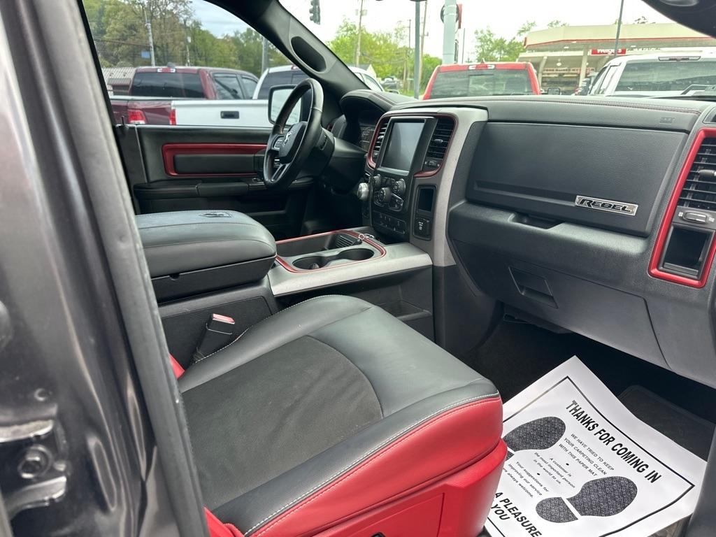 RAM 1500 4WD Crew Cab 140.5" Rebel 2016