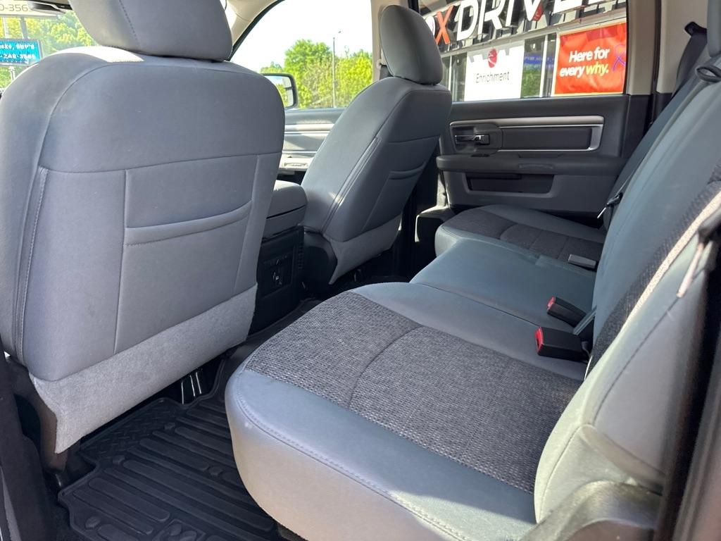 RAM 1500 4WD Crew Cab 140.5" Lone Star 2015