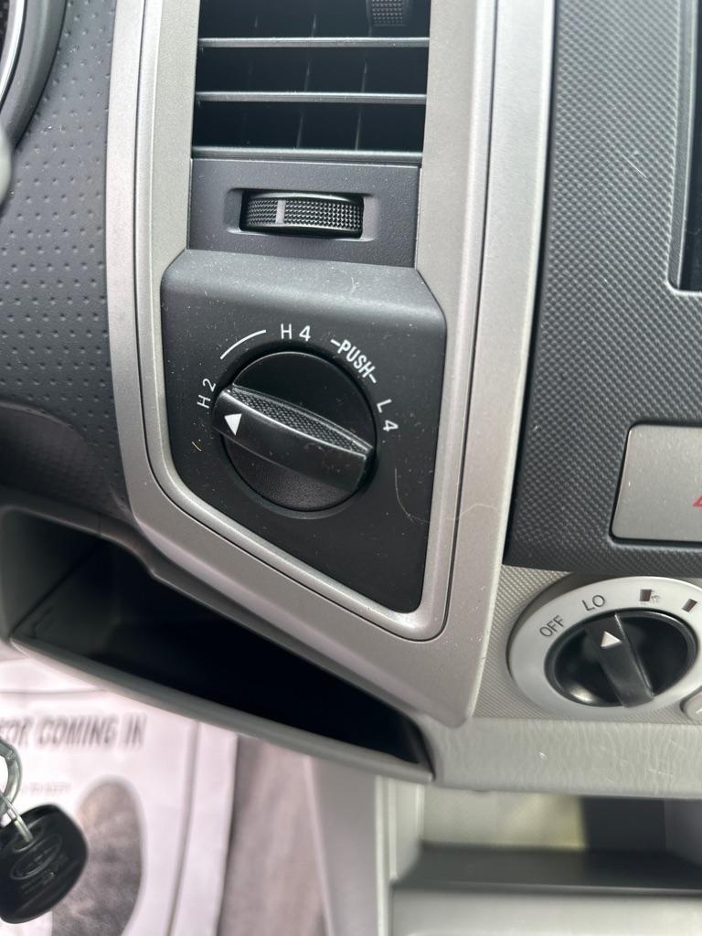 Toyota Tacoma 4WD Double LB V6 AT (Natl) 2011