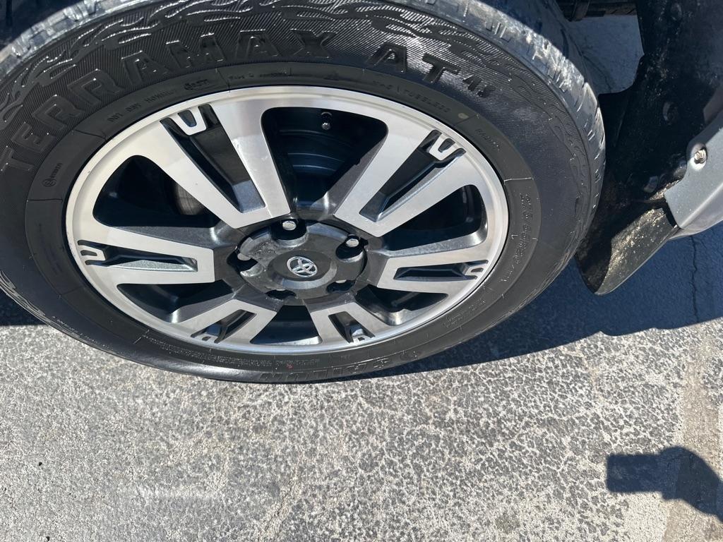 Toyota Tundra 4WD Truck CrewMax 5.7L FFV V8 6-Spd AT Platinum (Natl) 2016