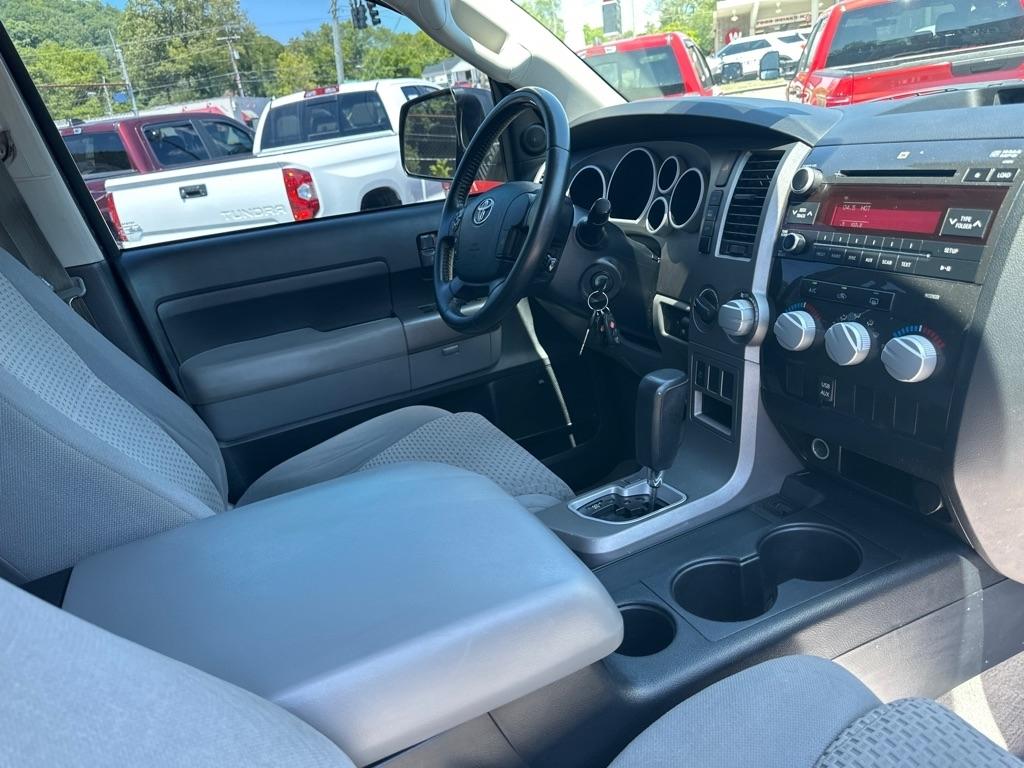 Toyota Tundra 4WD Truck CrewMax 5.7L V8 6-Spd AT (Natl) 2011