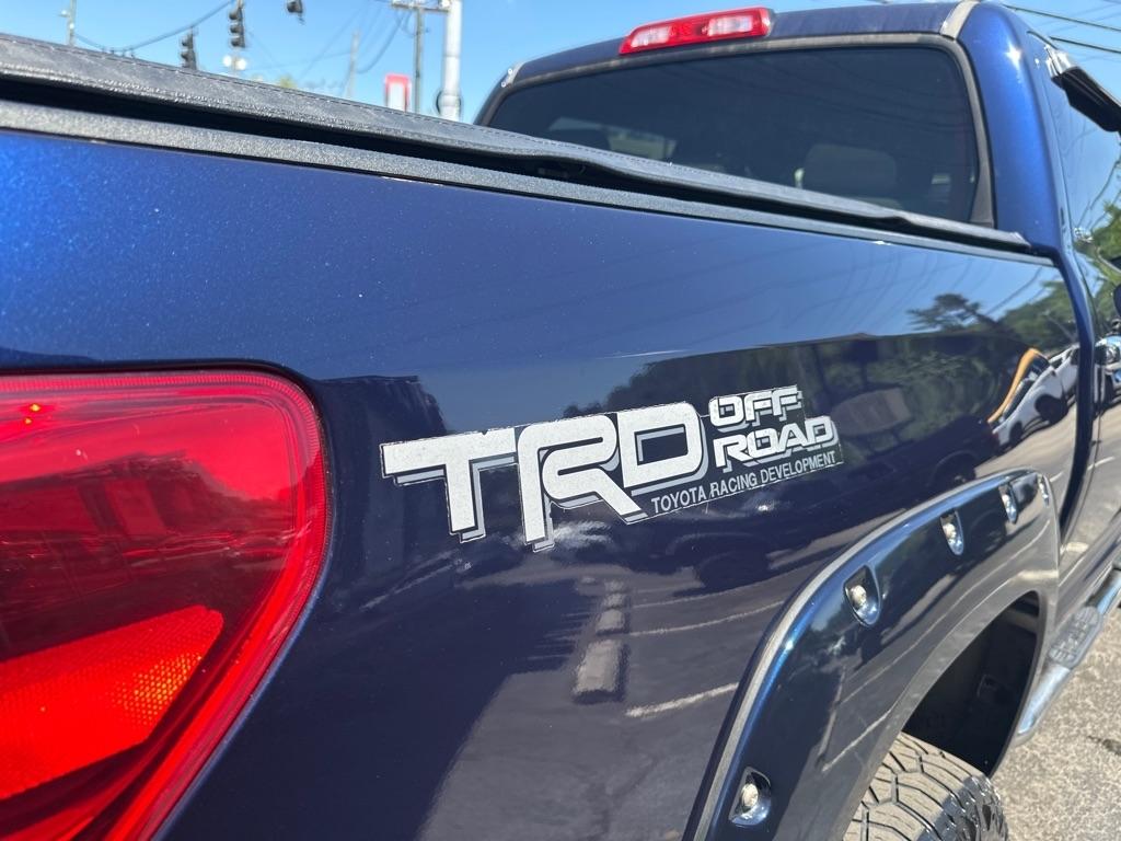 Toyota Tundra 4WD Truck CrewMax 5.7L V8 6-Spd AT (Natl) 2011