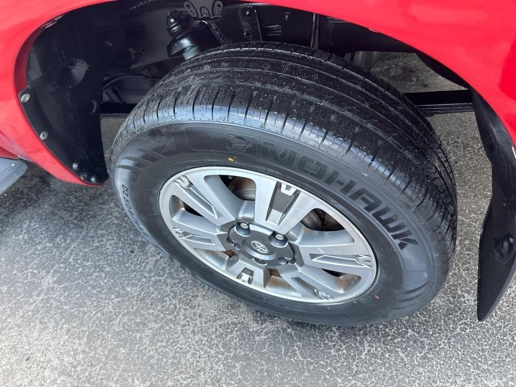 Toyota Tundra 4WD Truck CrewMax 5.7L FFV V8 6-Spd AT (Natl) 2012