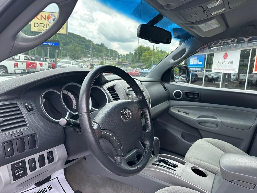 Toyota Tacoma 4WD Double LB V6 AT (Natl) 2011