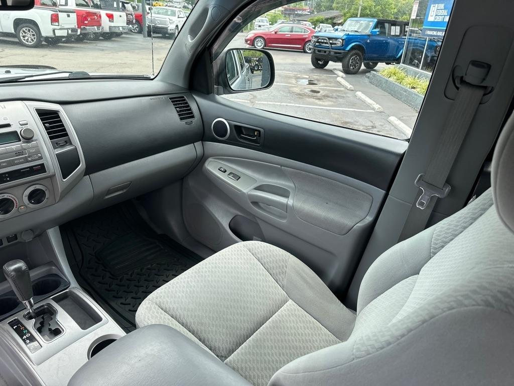 Toyota Tacoma 4WD Double LB V6 AT (Natl) 2011