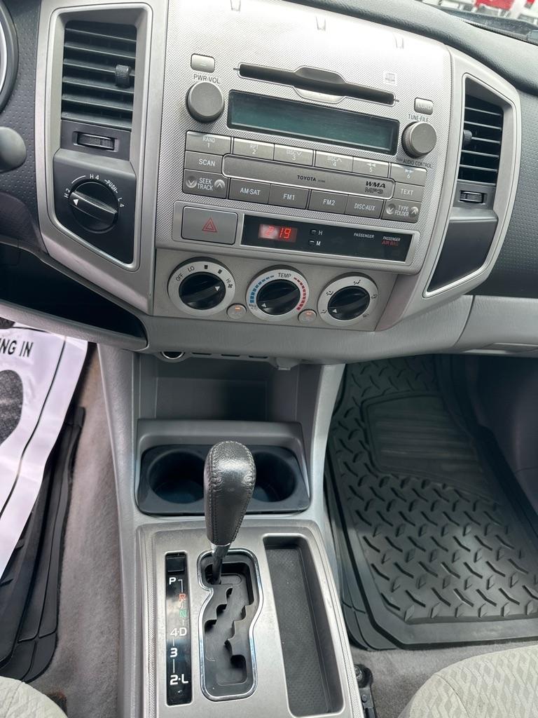 Toyota Tacoma 4WD Double LB V6 AT (Natl) 2011