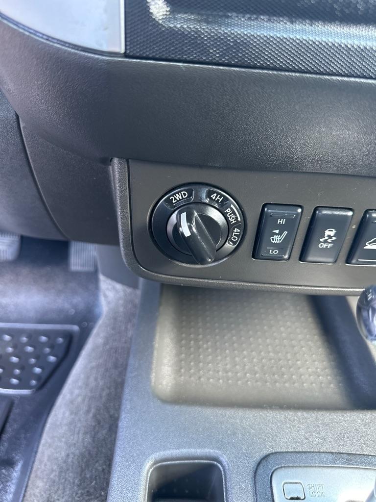 Nissan Frontier 4WD Crew Cab SWB Auto PRO-4X 2012