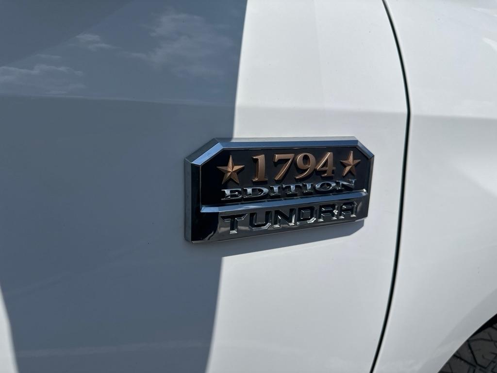 Toyota Tundra 4WD Truck CrewMax 5.7L V8 6-Spd AT Platinum (Natl) 2016