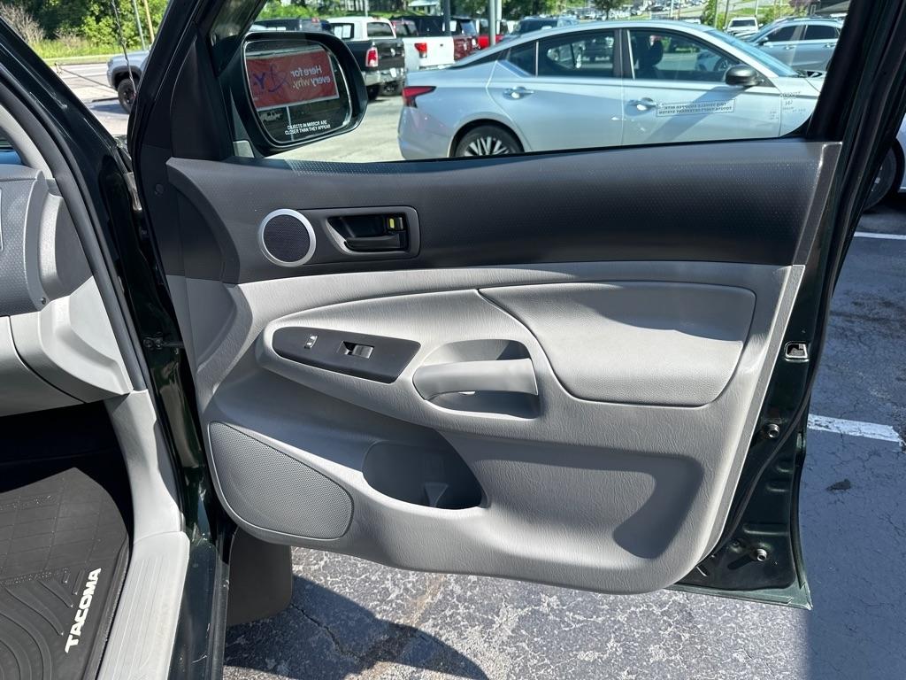 Toyota Tacoma 4WD Double Cab LB V6 AT (Natl) 2012