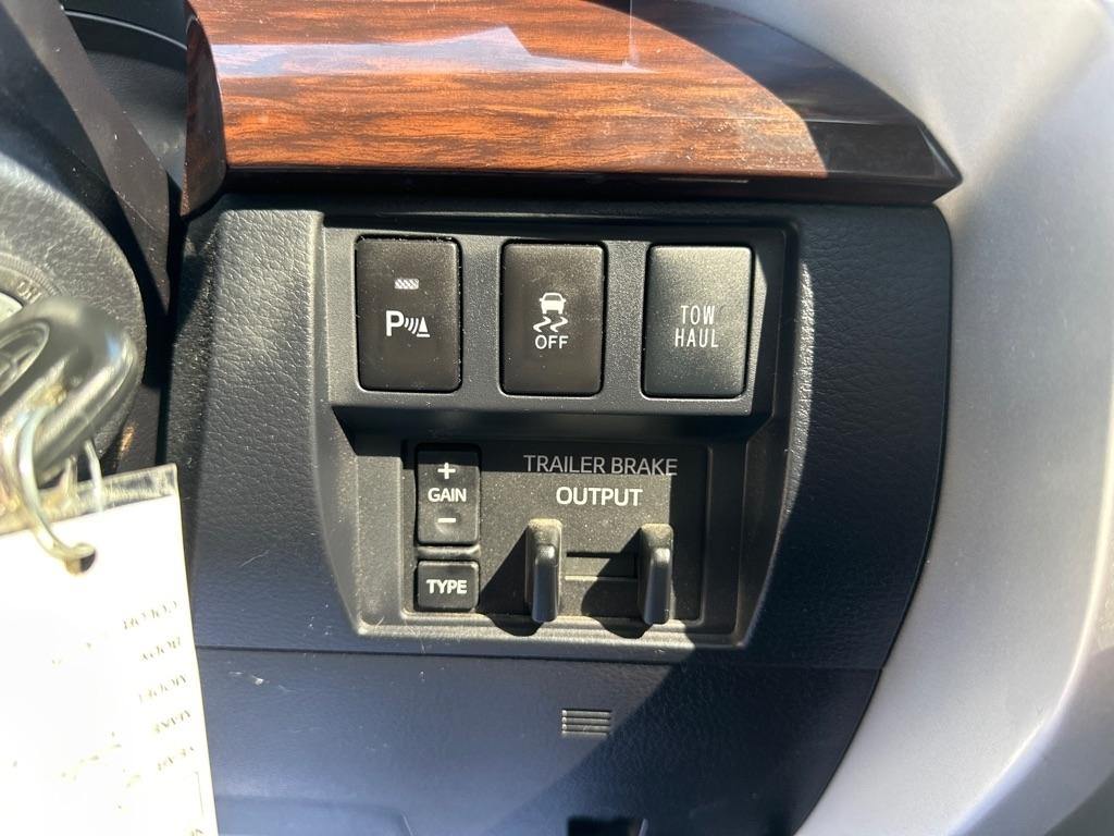 Toyota Tundra 4WD Limited CrewMax 5.5' Bed 5.7L (Natl) 2017
