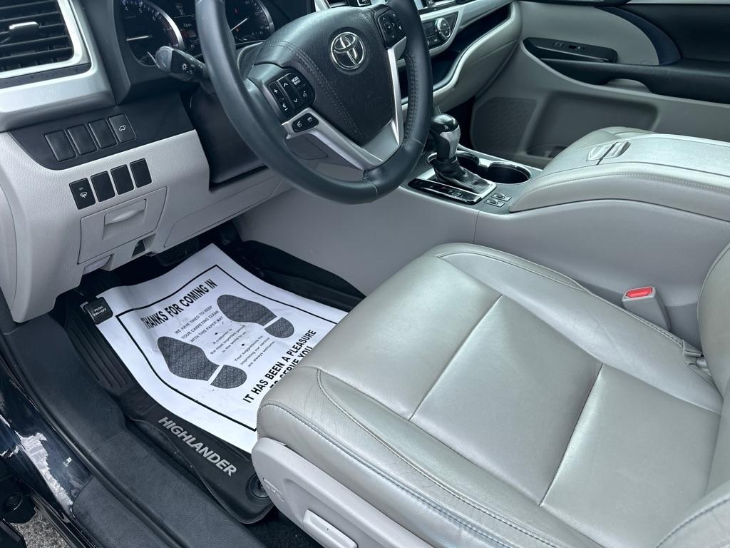 Toyota Highlander AWD 4dr V6 XLE (Natl) 2016