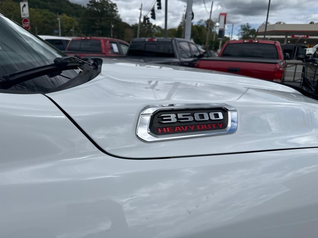 RAM 3500 Tradesman 4x4 Crew Cab 8' Box 2022