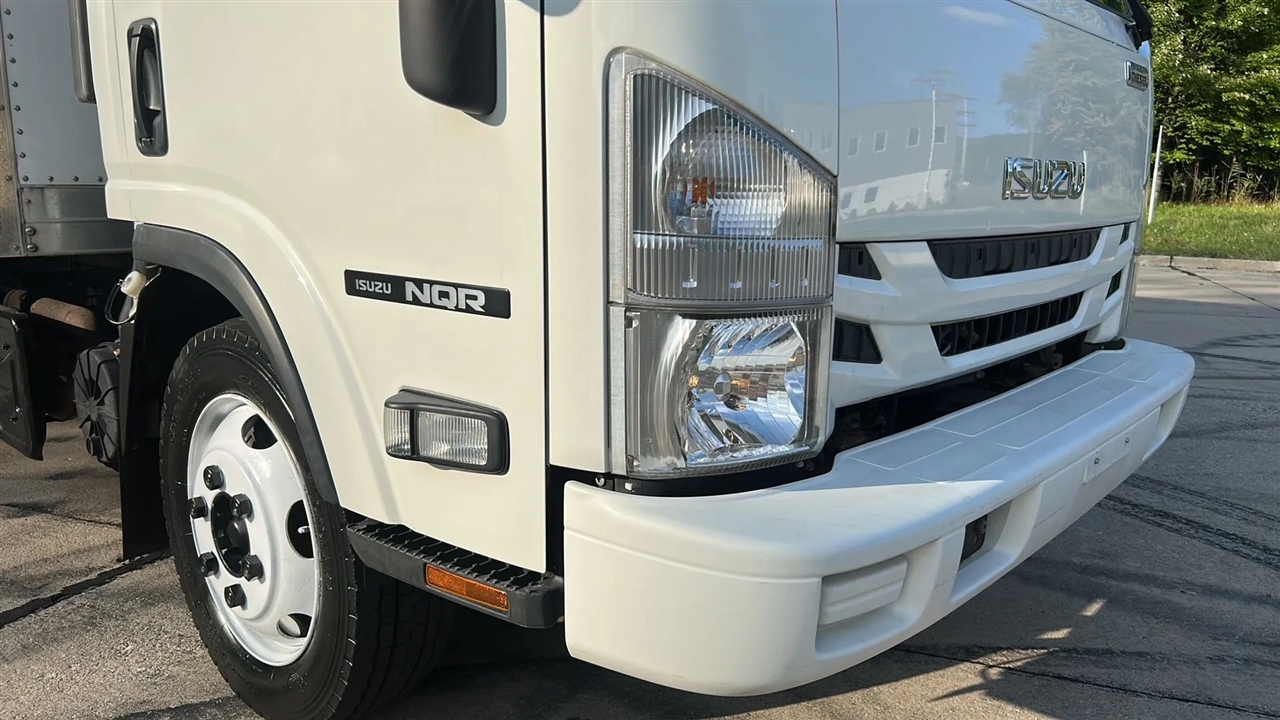 2019 Isuzu NQR photo 2