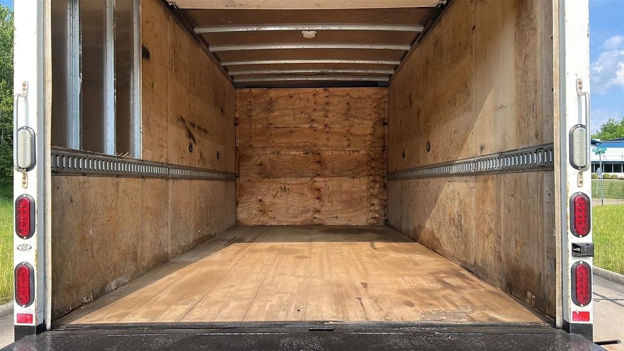 Isuzu NPR  2017