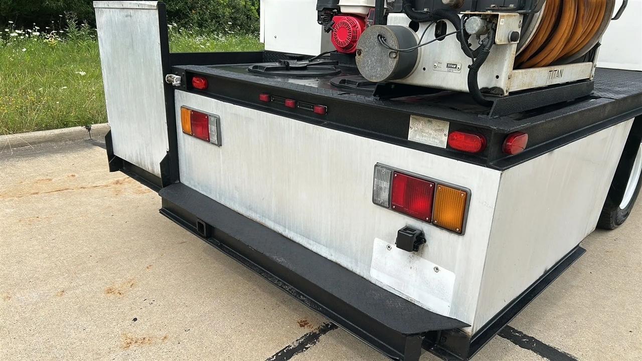 Isuzu NPR  2016