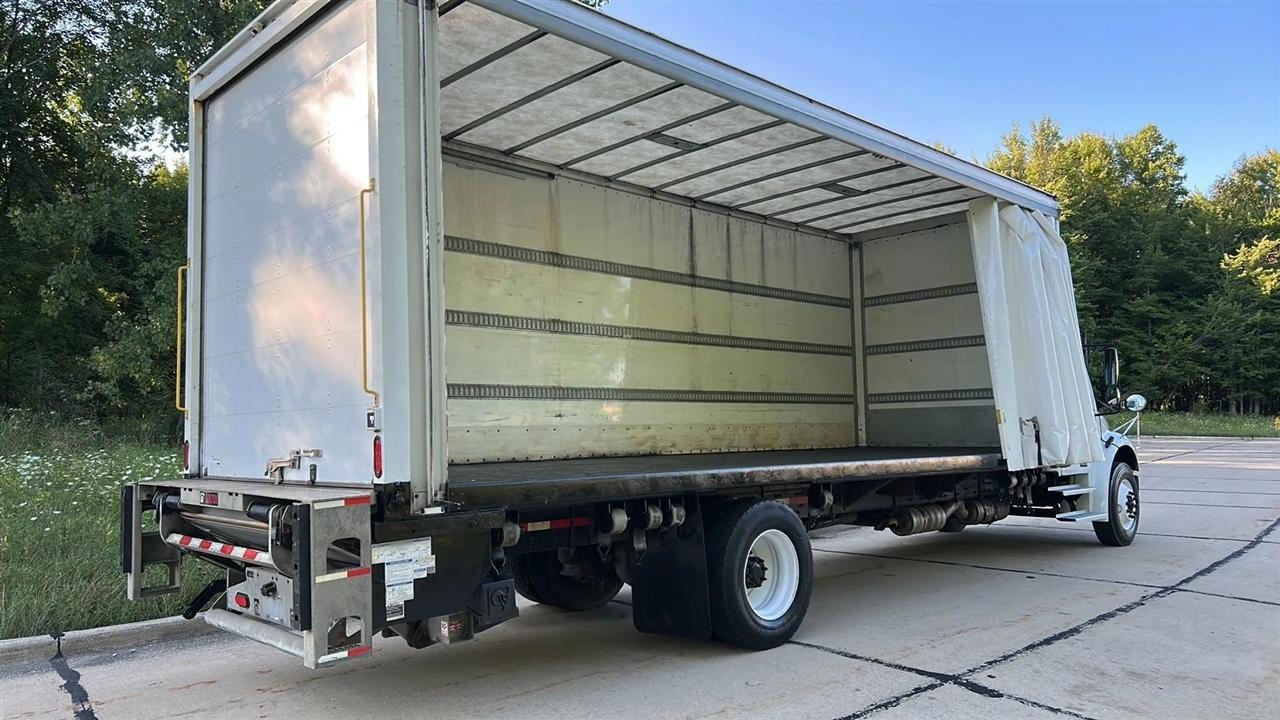 Freightliner M2 106  2022