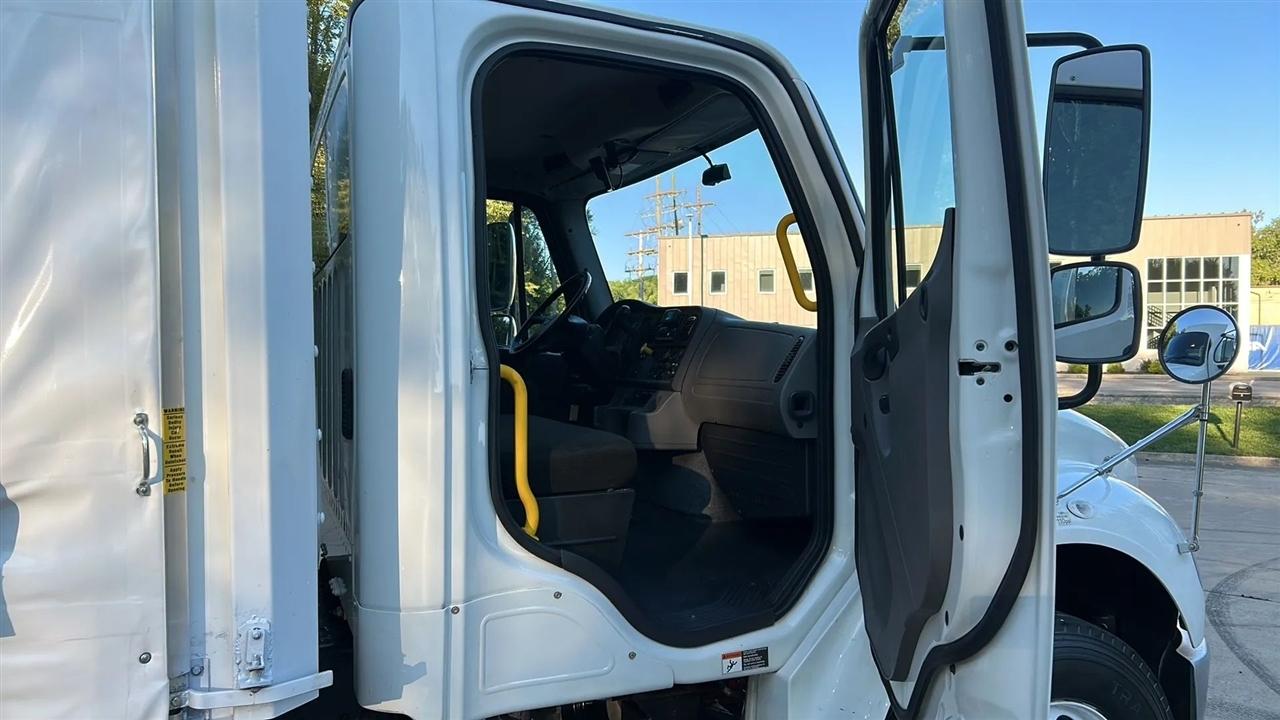 Freightliner M2 106  2022