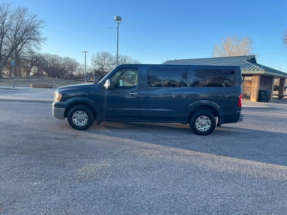 Nissan NV Passenger 3500 S V6 2013