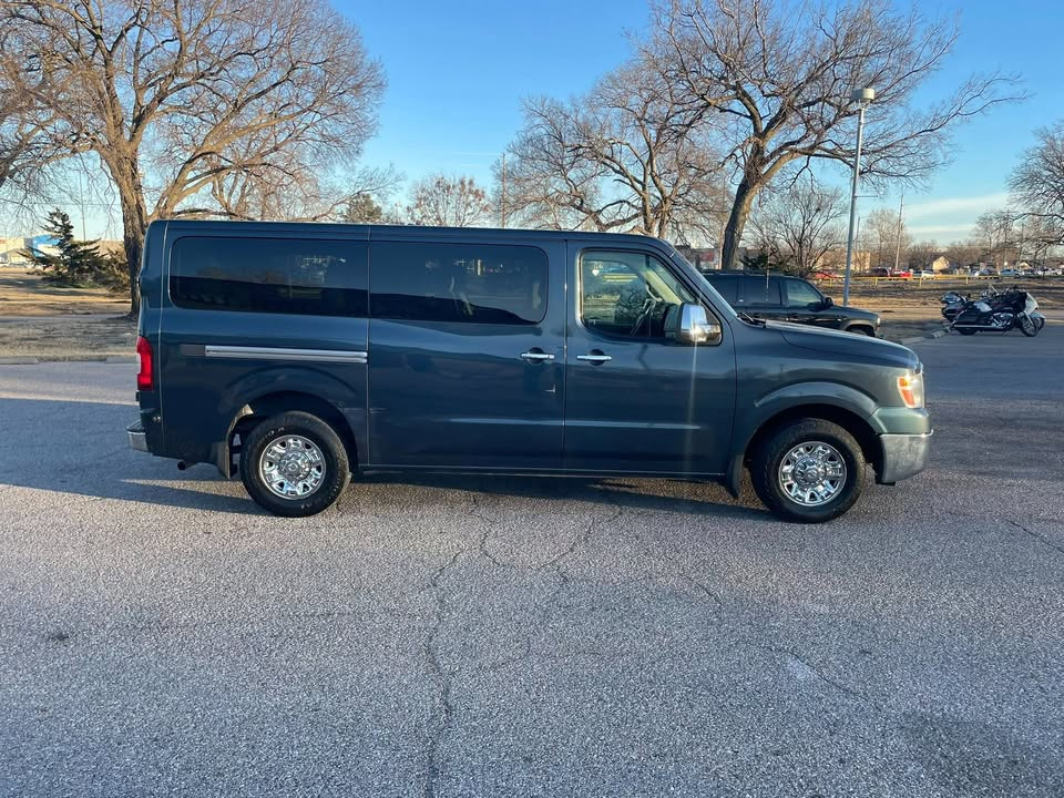 Nissan NV Passenger 3500 S V6 2013