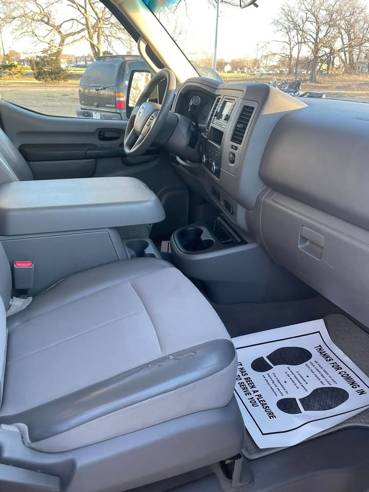 Nissan NV Passenger 3500 S V6 2013