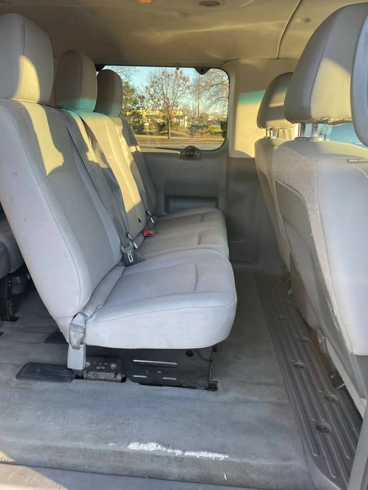 Nissan NV Passenger 3500 S V6 2013