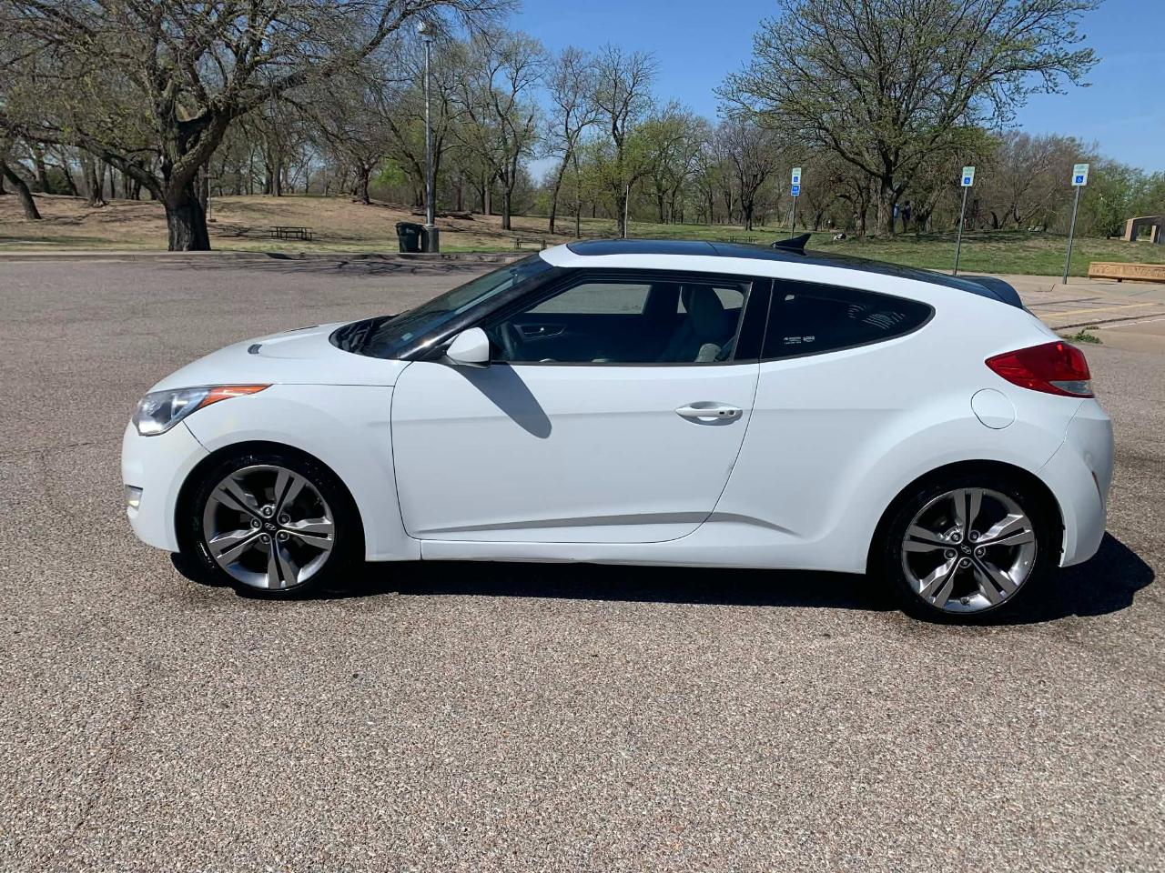 Hyundai Veloster Base 2012