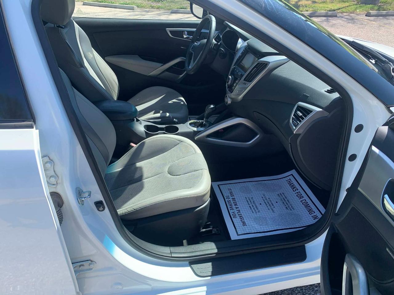 Hyundai Veloster Base 2012