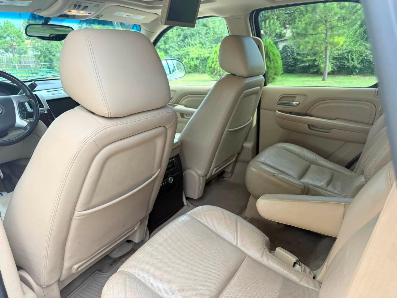Cadillac Escalade AWD Premium 2011