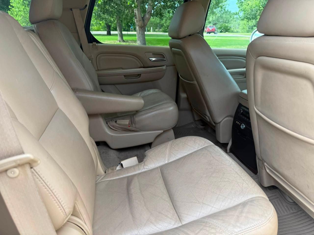 Cadillac Escalade AWD Premium 2011