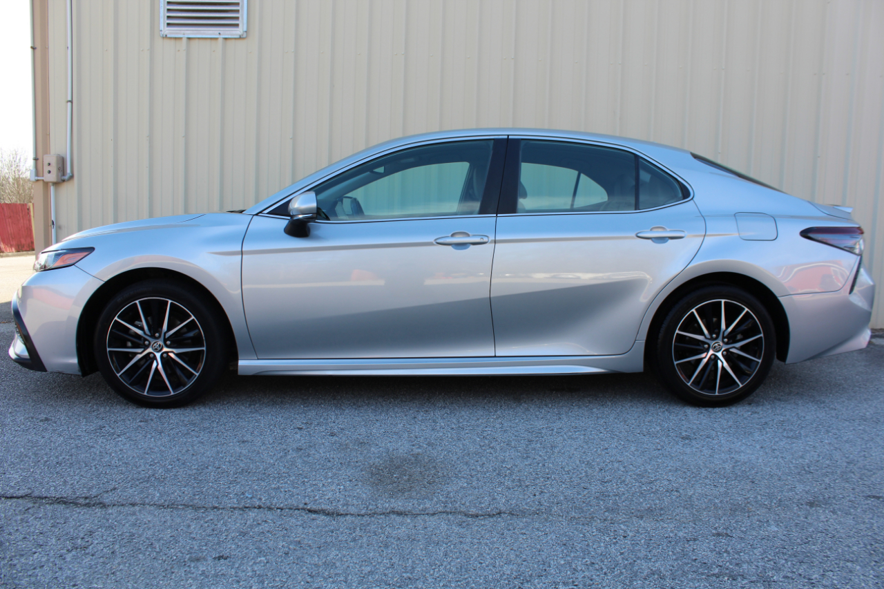 Toyota Camry SE 2021