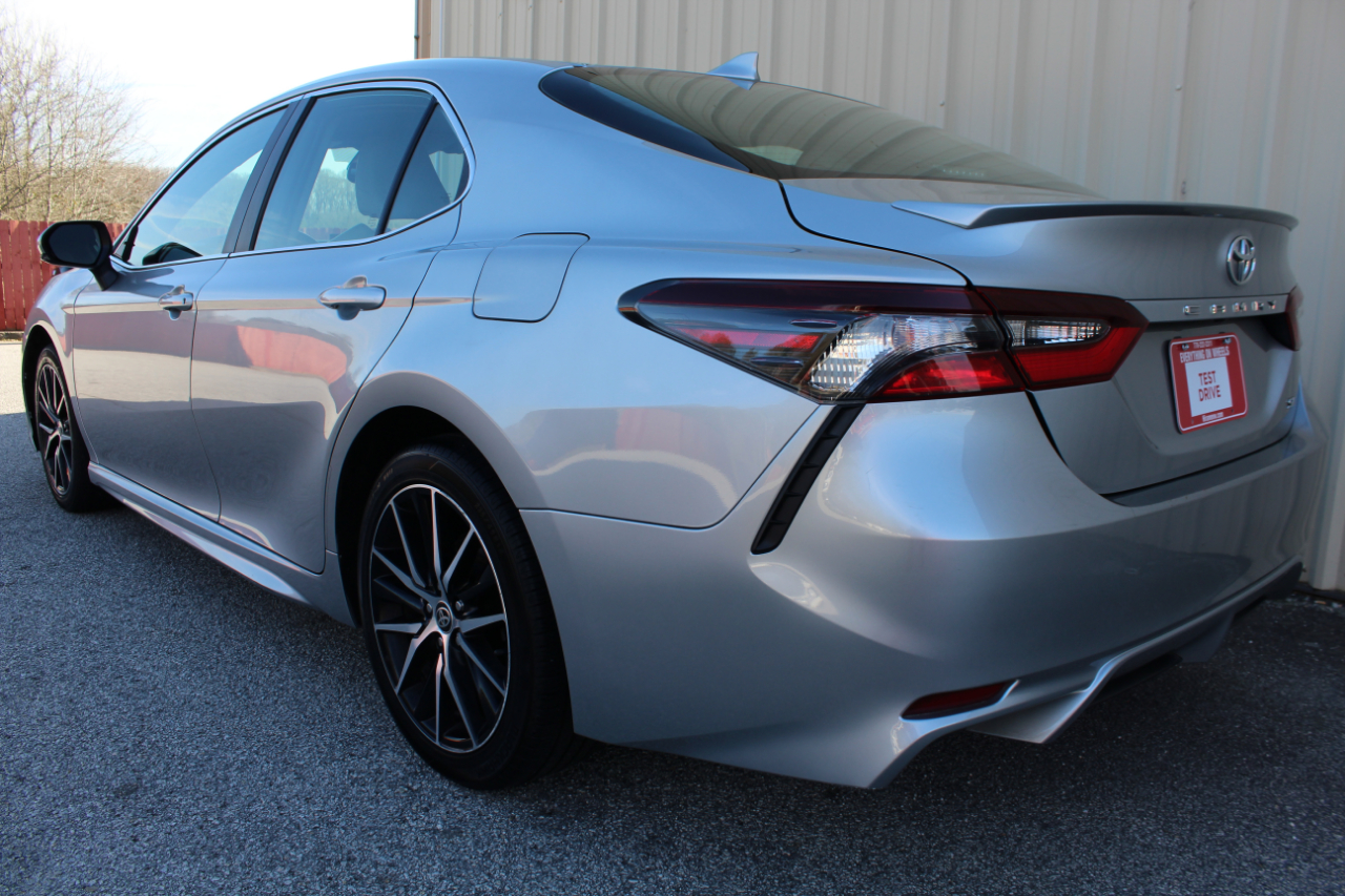 Toyota Camry SE 2021