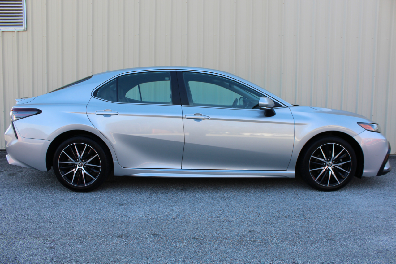 Toyota Camry SE 2021