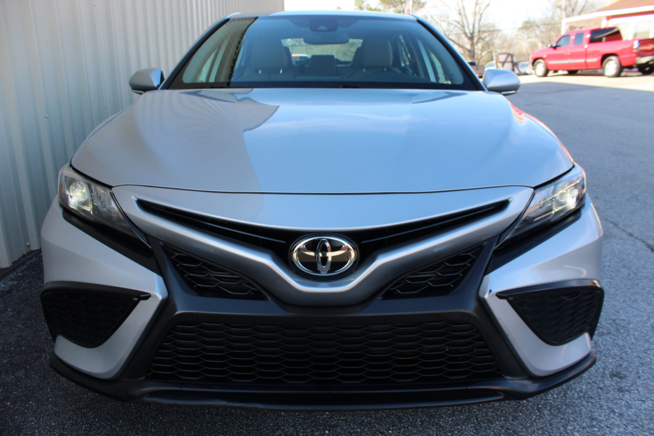 Toyota Camry SE 2021