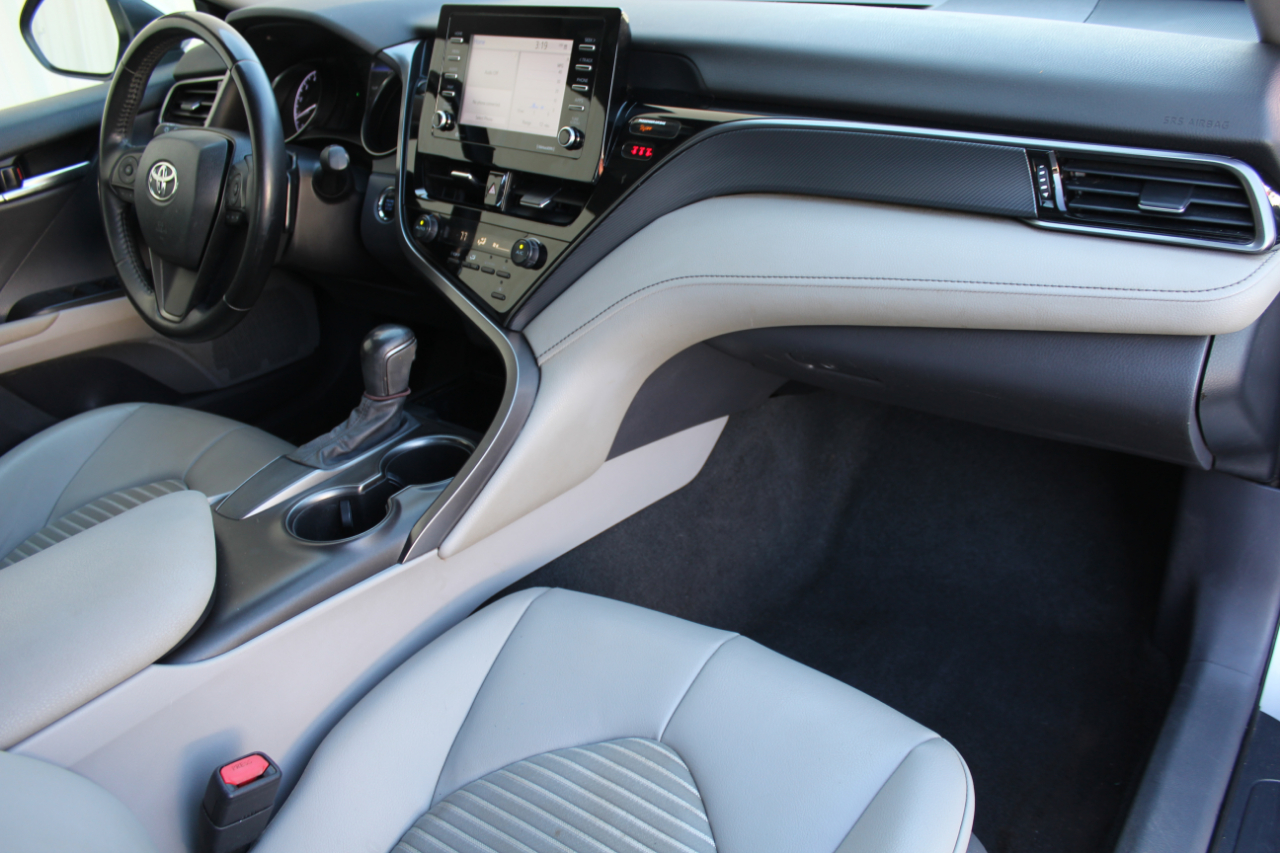 Toyota Camry SE 2021