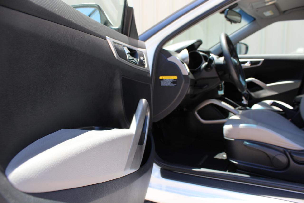Hyundai Veloster Base 2013