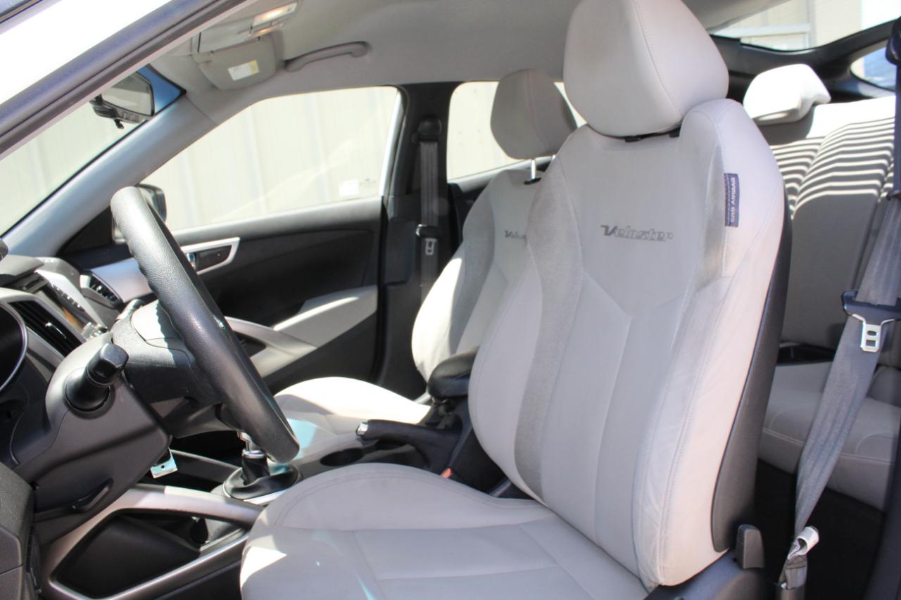 Hyundai Veloster Base 2013