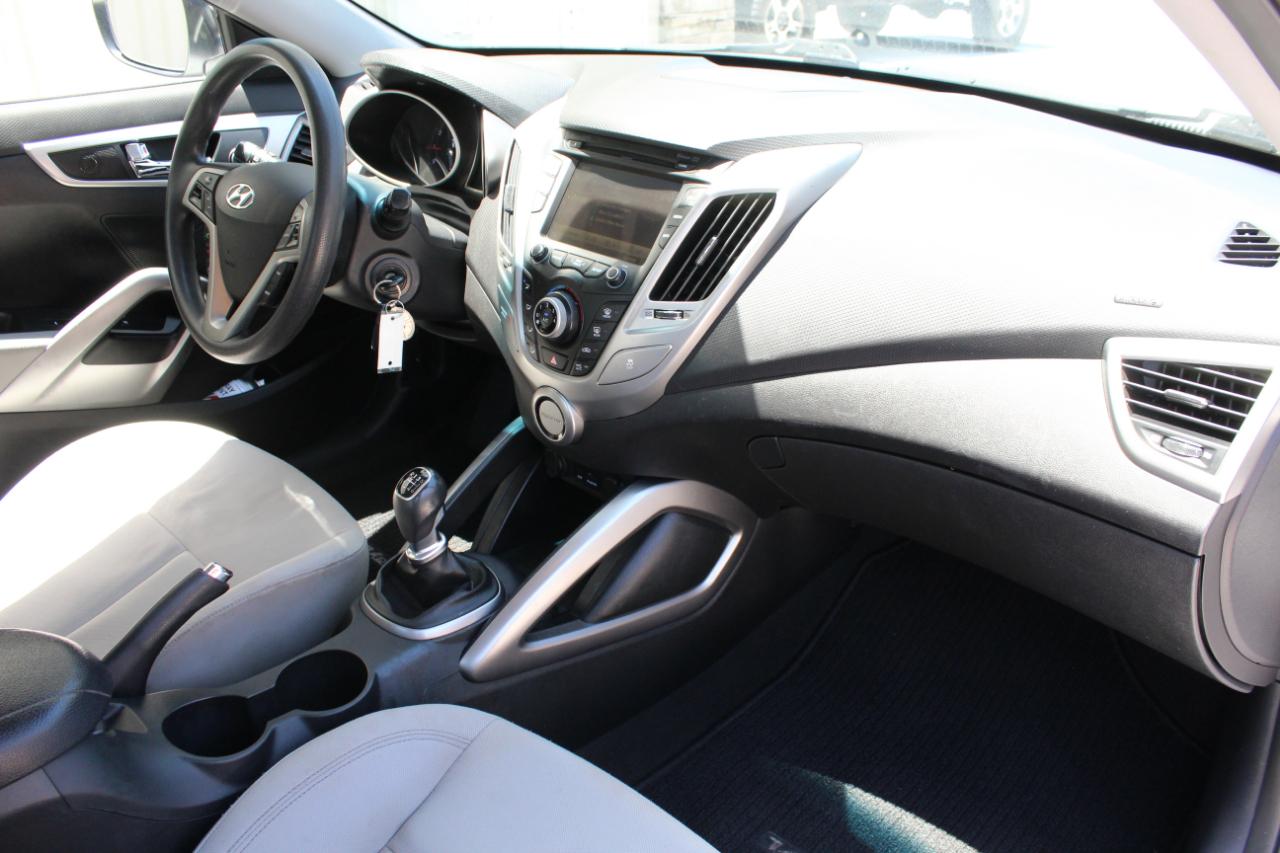 Hyundai Veloster Base 2013
