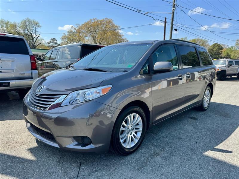 2017 Toyota Sienna XLE PREMIUM 8-PASSENGER