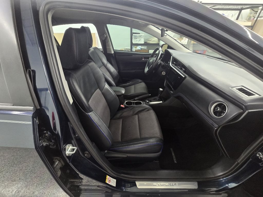 2017 Toyota Corolla LE photo 12