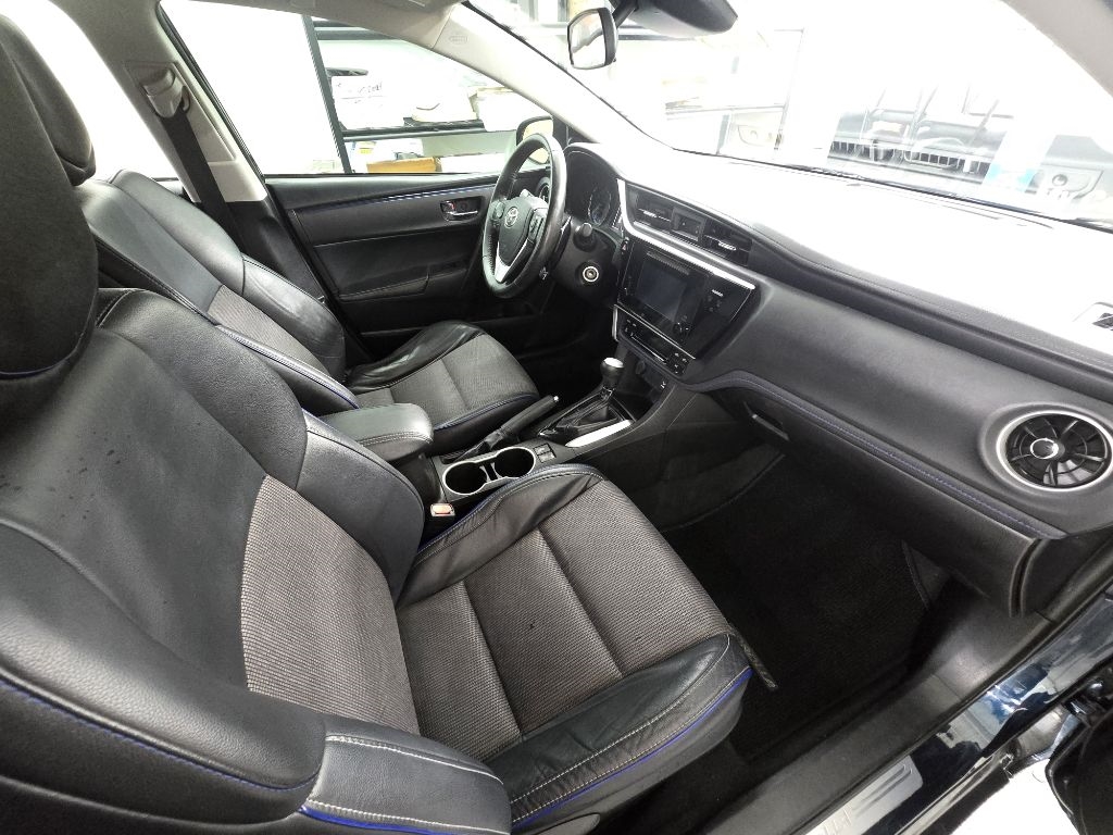 2017 Toyota Corolla LE photo 13
