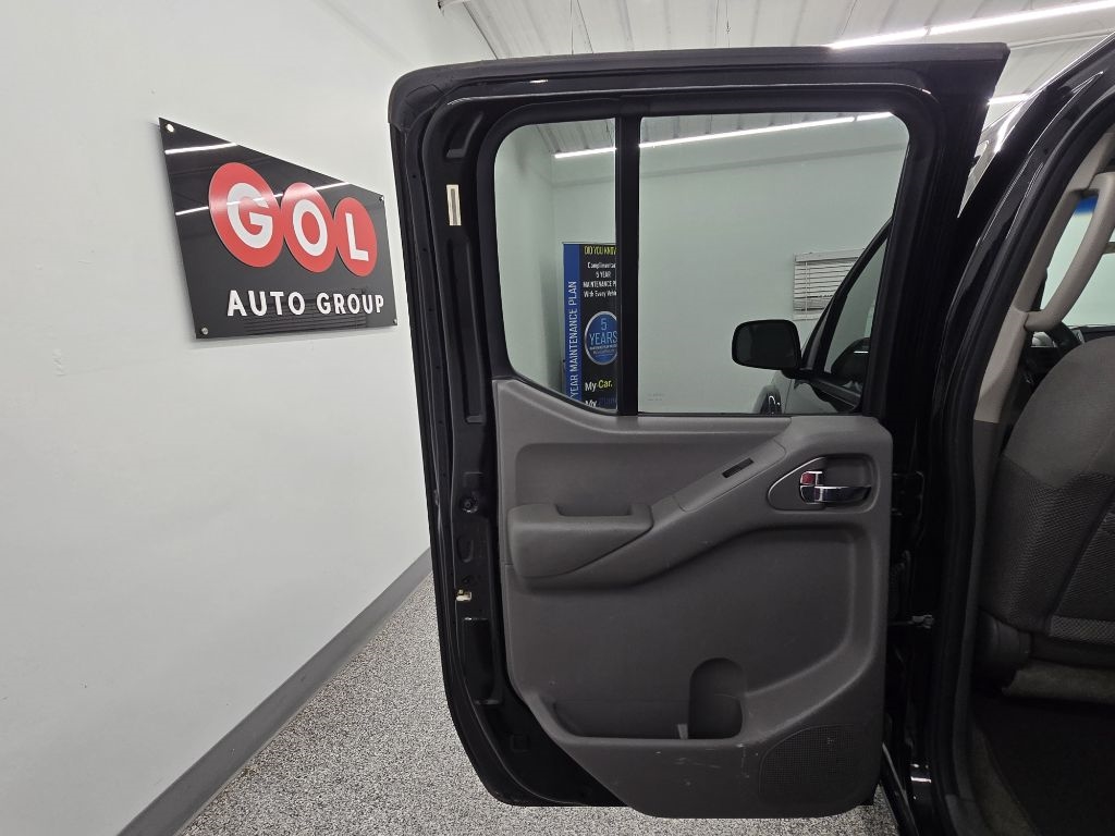 Nissan Frontier LE Crew Cab 2WD 2009